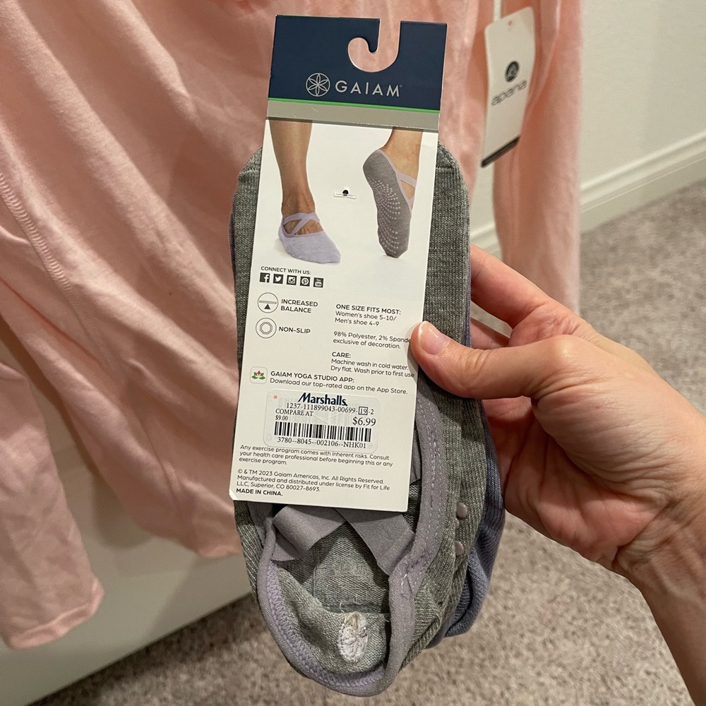 NWT Bundle of Apana yoga top size XS and Gaiam yoga barre socks, one size. - Picture 8 of 9